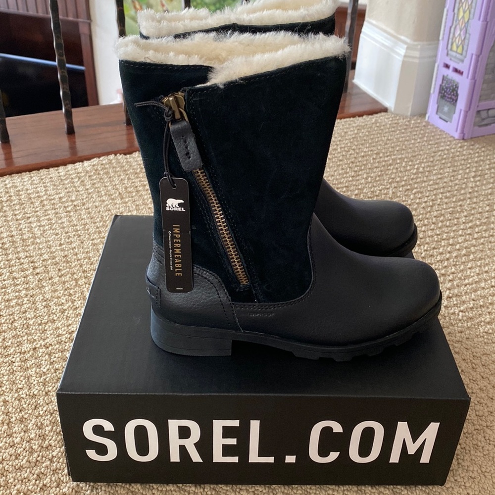 Sorel: youth emelie fold over, sz 2, nwt